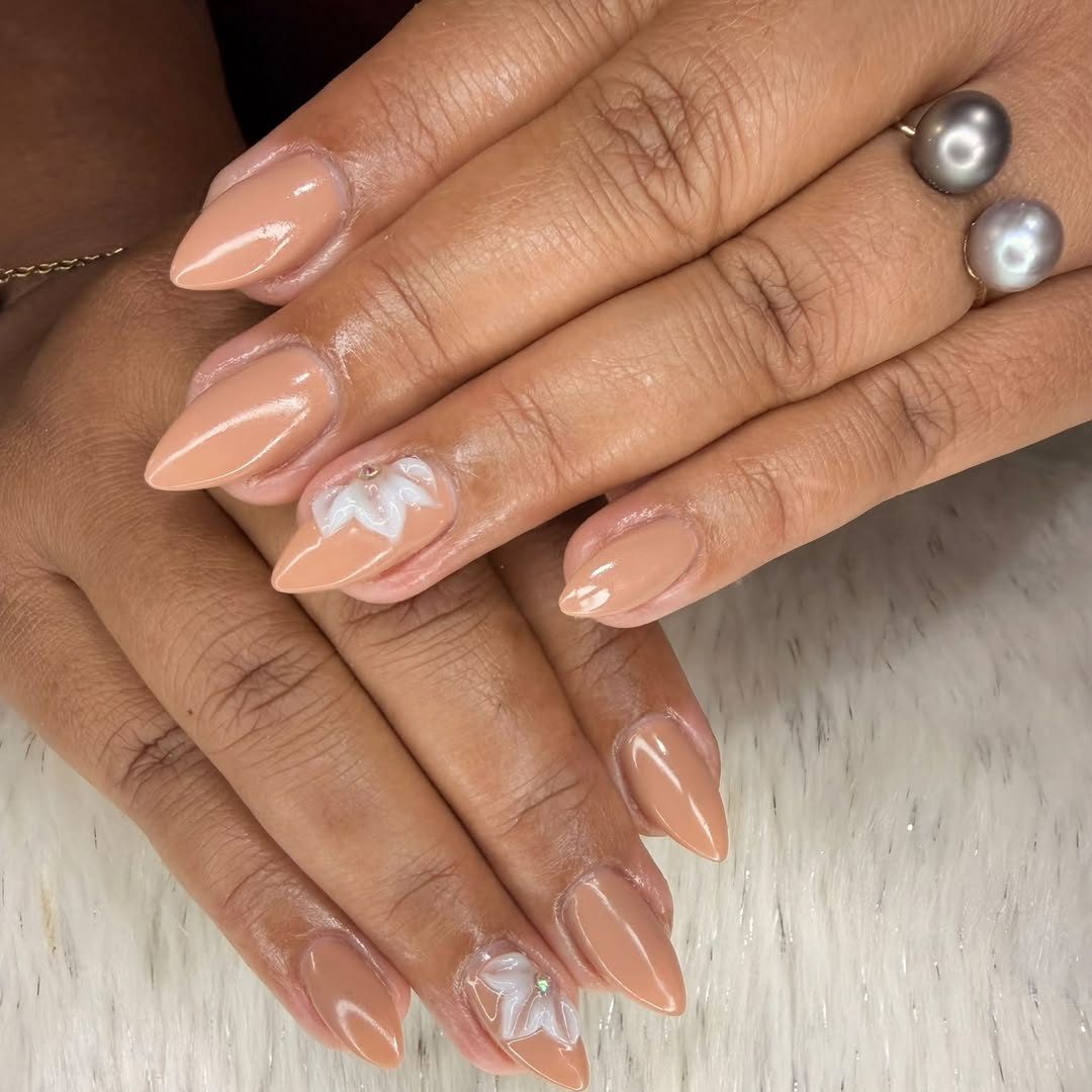 Ongles amande nude avec fleur blanche en relief